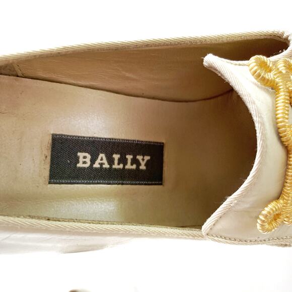 Bally Ivory Leather Chain Pumps — Vintage Milan, Quiet Luxury, Fall Runway | 90s - Picture 8 of 16
